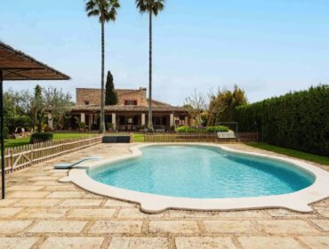 Country home for sale in Santa María del Camí