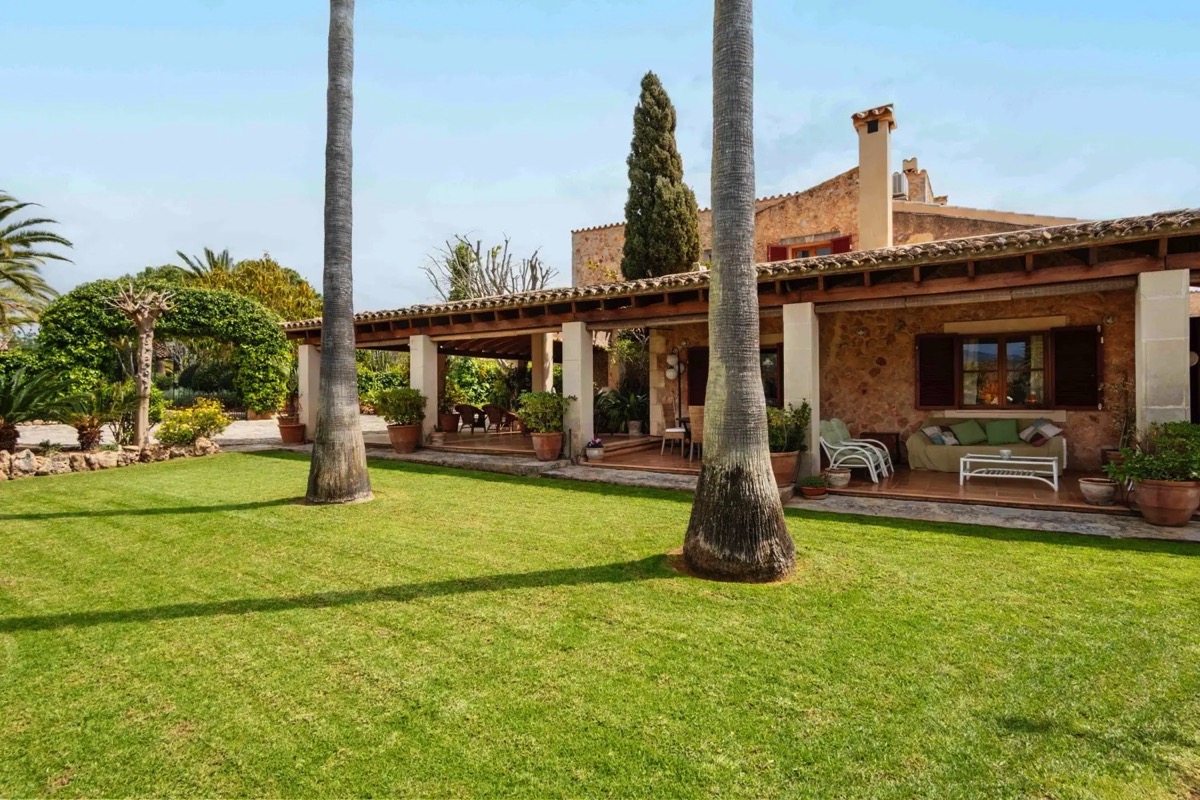 Country home for sale in Santa María del Camí