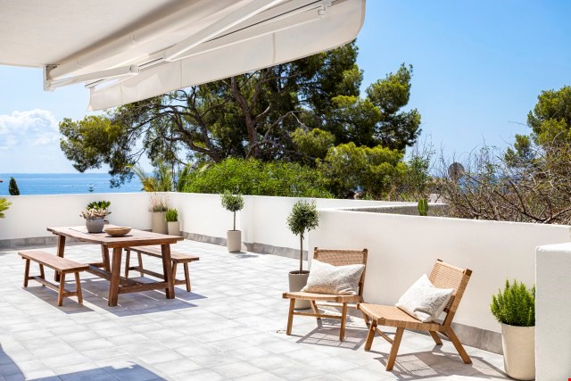 Stylish penthouse with rooftop terraces and smart features in cas català