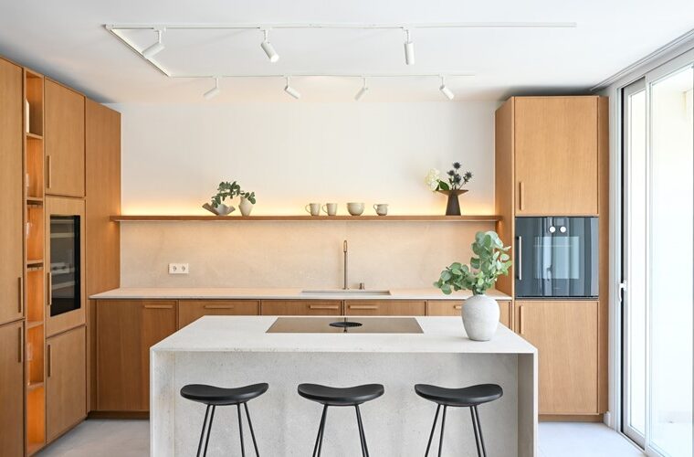 Triplex penthouse with panoramic sea views and rooftop terrace in cas català