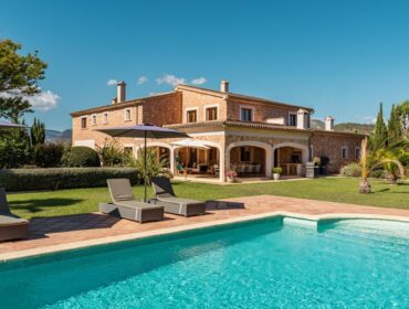 Luxury country house with heated pool and helipad for sale in santa maria del camí