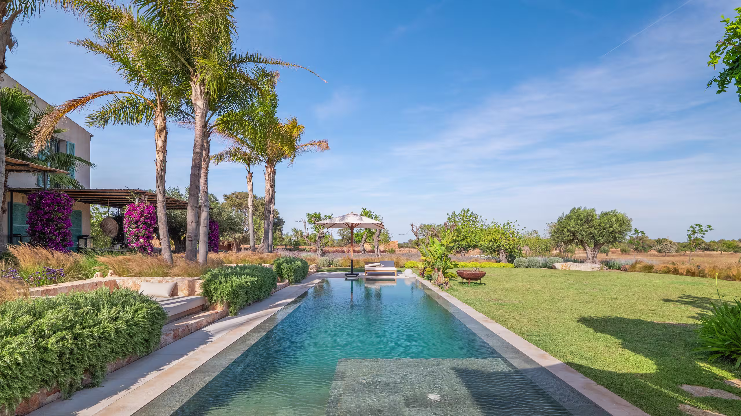 Exceptional luxury estate with private golf course and guesthouse for sale in llucmajor