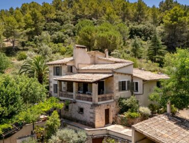 Elegant mediterranean villa with pool and mountain views in puigpunyent - 2.000.000€