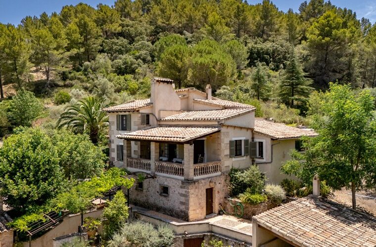 Elegant mediterranean villa with pool and mountain views in puigpunyent - 2.000.000€