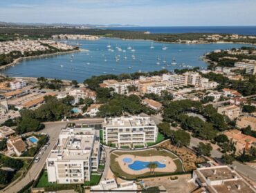 Elegant penthouse with private terraces and pool access in portocristo - 890.000 €