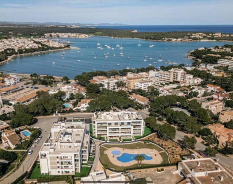 Elegant penthouse with private terraces and pool access in portocristo - 890.000 €